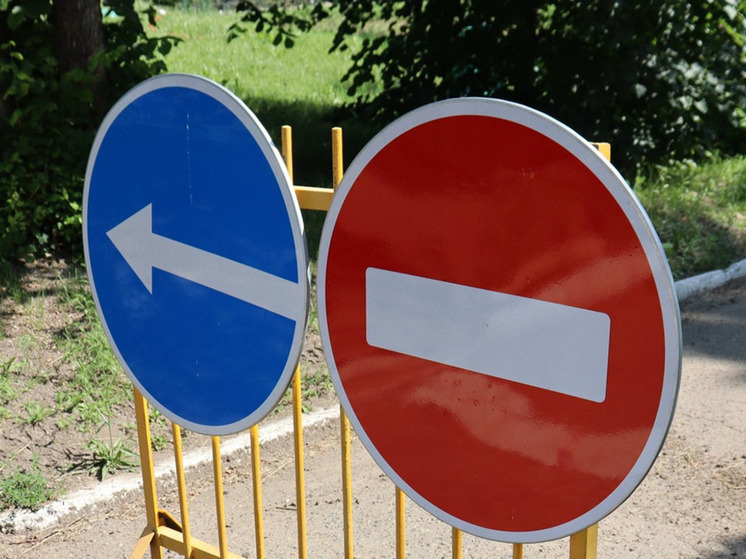 В Барнауле перекрыли дорогу на Антона Петрова из-за коммунальной аварии