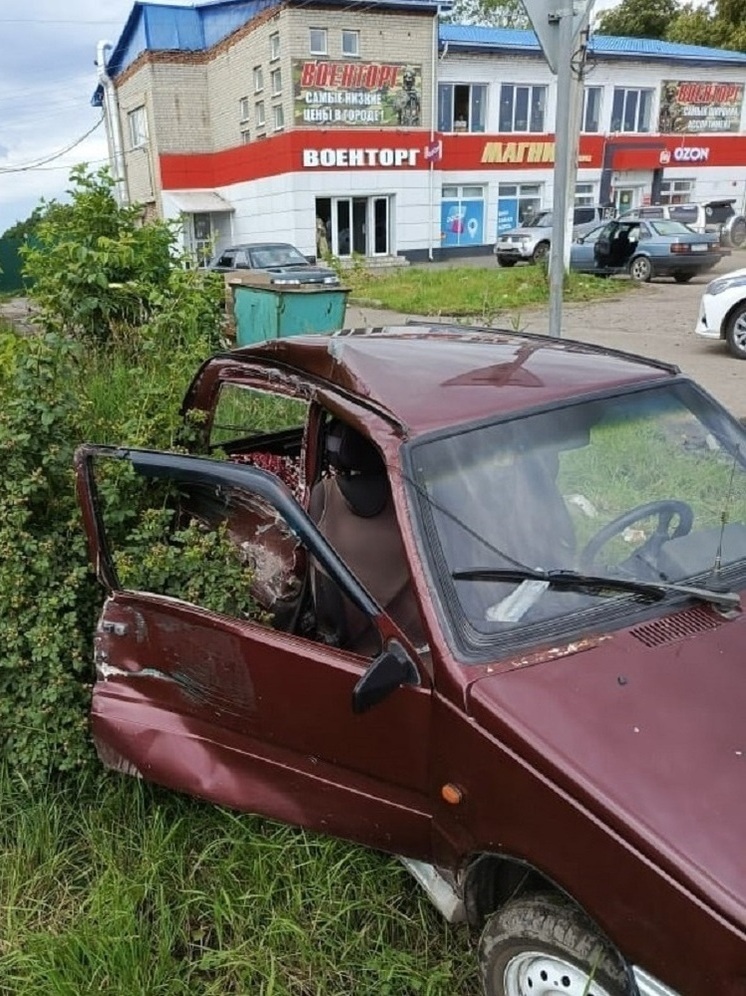 «КАМАЗ» и «Ока» столкнулись на трассе в Курской области
