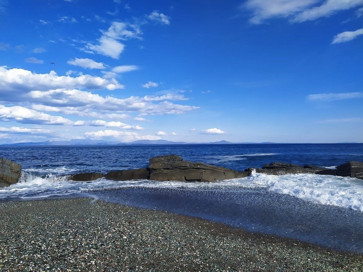 Где можно безопасно купаться в Приморье, рассказали в МЧС: список пляжей