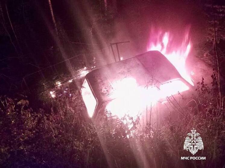 Под Тверью автомобиль загорелся после ДТП