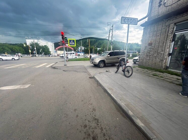 В Горно-Алтайске женщина сбила подростка, катавшегося на велосипеде по тротуару