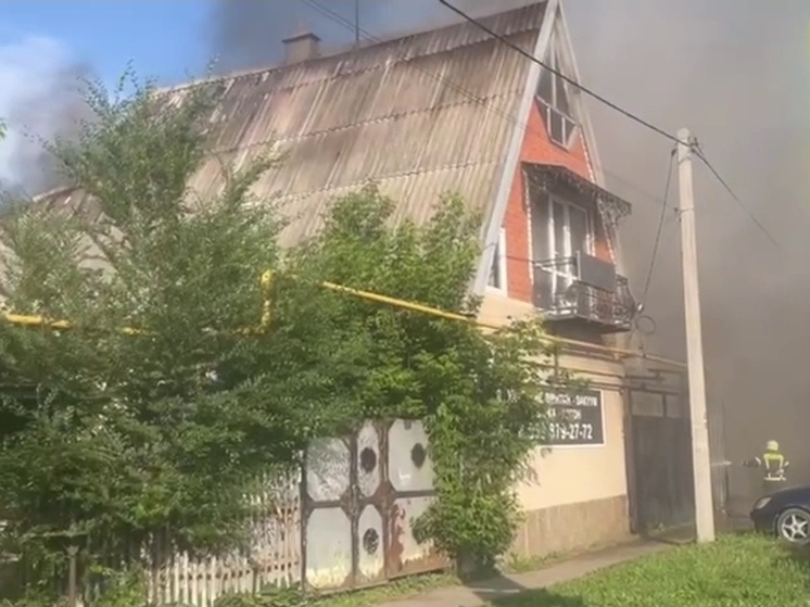 В Новопокровском районе загорелся гараж на площади 50 «квадратов»