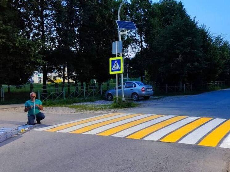 В поселке Кугеси пешеходный переход у школы оснастили проекционной подсветкой