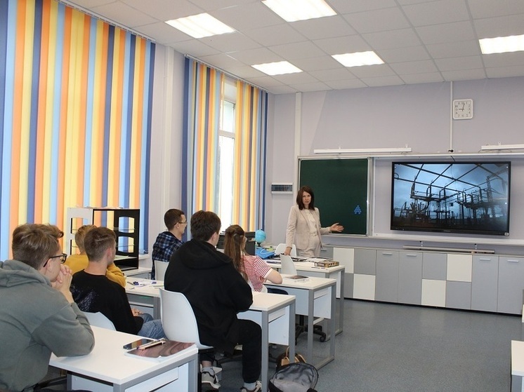 Энергетики смоленского филиала «Россети Центр» провели профориентационное мероприятие для старшеклассников лицея имени Кирилла и Мефодия