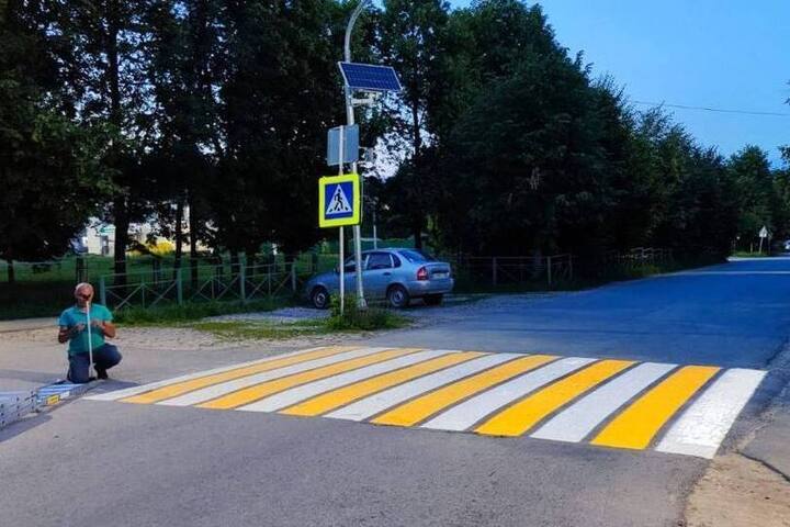 В поселке Кугеси пешеходный переход у школы оснастили проекционной подсветкой