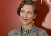 Лизу Арзамасову снова наградили. На сей раз актриса взяла статуэтку на очередной премии. Получая награду, Лиза не могла скрыть эмоций и сделала неожиданное откровение по поводу Юлии Ковальчук, которую чествовали за несколько минут до нее 