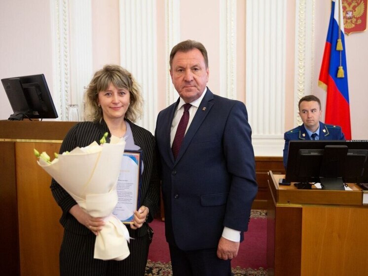 Глава Ставрополя передал супруге бойца СВО благодарность от командования части