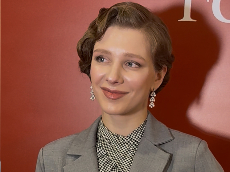 Лизу Арзамасову снова наградили. На сей раз актриса взяла статуэтку на очередной премии. Получая награду, Лиза не могла скрыть эмоций и сделала неожиданное откровение по поводу Юлии Ковальчук, которую чествовали за несколько минут до нее 
