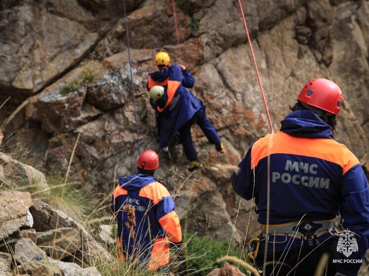 В КБР спасатели более 14 часов ищут сорвавшегося со склона туриста