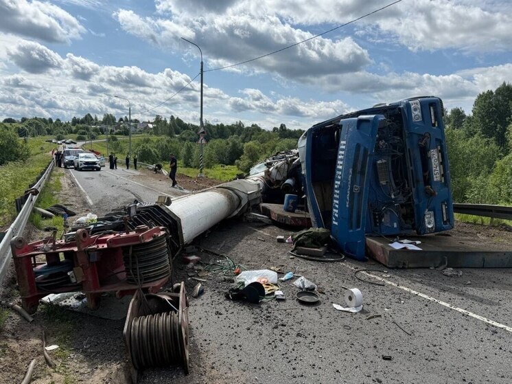 Автокран перевернулся и перекрыл дорогу в Сергиево-Посадском округе
