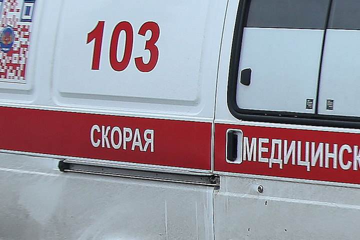 Бросивший ребенка на пол в российском аэропорту мужчина употребил наркотики и запил виски
