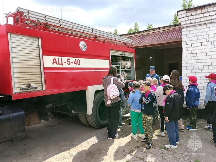 Школьники из Андреаполя посетили пожарно-спасательную часть