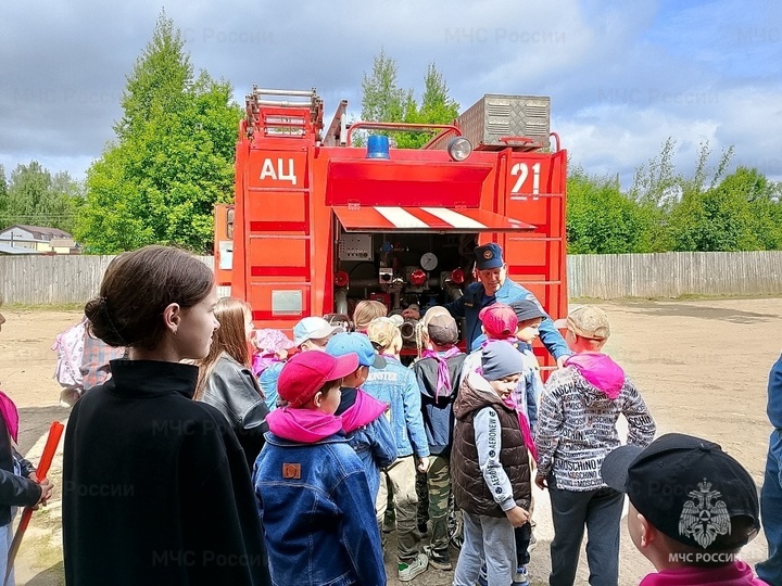 Школьники из Андреаполя посетили пожарно-спасательную часть