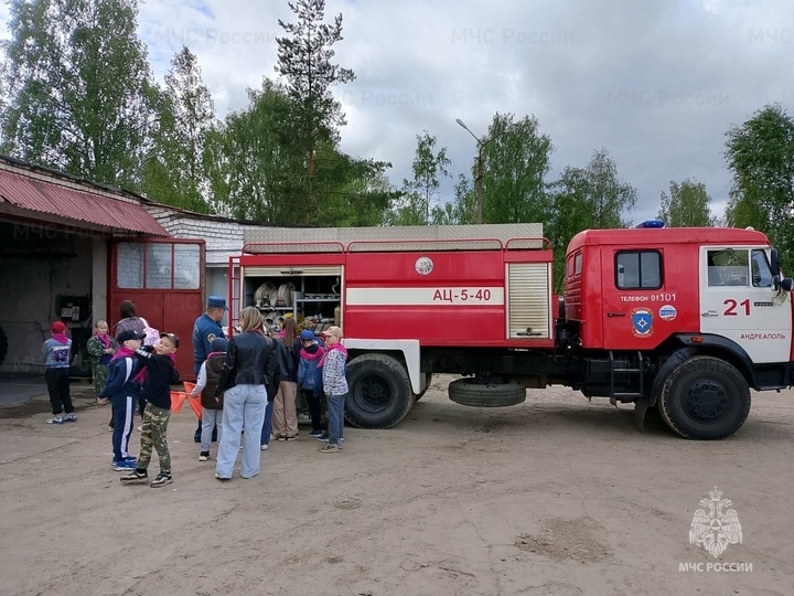 Школьники из Андреаполя посетили пожарно-спасательную часть