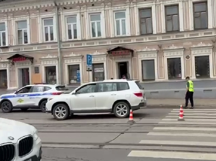 Двух человек сбил пожилой водитель иномарки в центре Нижнего