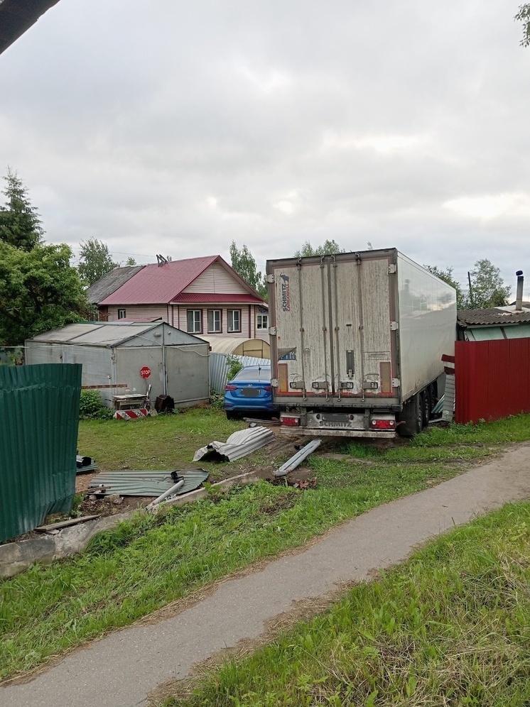В Тверской области фура пробила забор и заехала во двор частного дома
