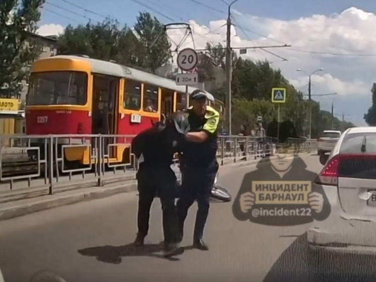 В социальных сетях распространилось видео, на котором заснято, как сотрудник полиции Барнаула прямо посреди дороги остановил ускоряющийся мотоцикл голыми руками. Как позже оказалось, за рулем байка сидел 15-летний парень.