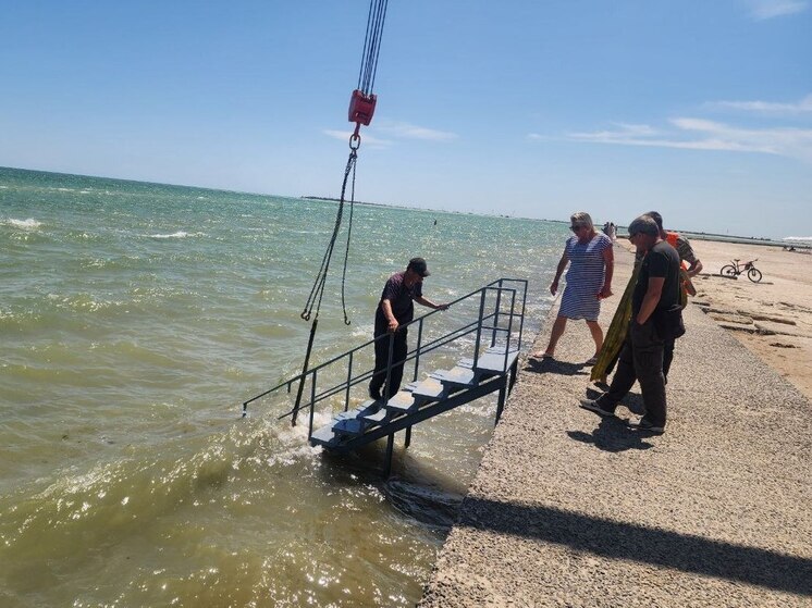 Новые спуски к морю устанавливают для отдыхающих на геническом пляже