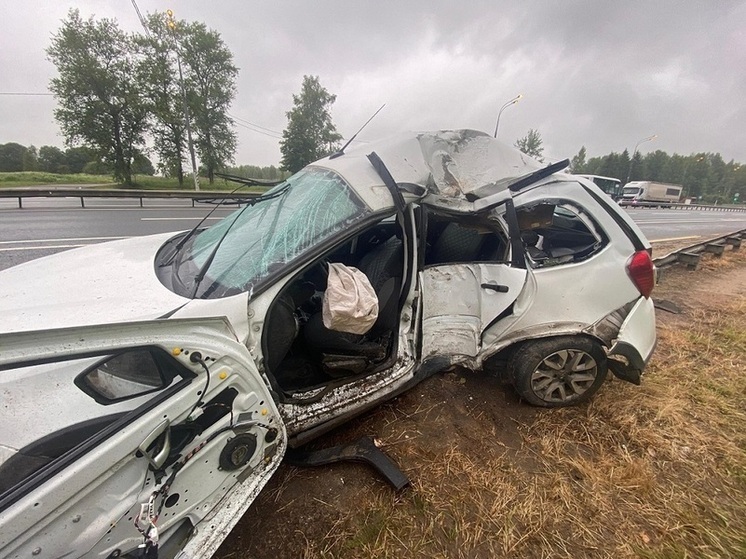 В Смоленской области LADA врезалась в световую опору