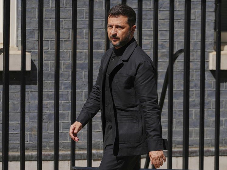 Зеленский вдруг решил появиться в нормальном костюме на саммите НАТО