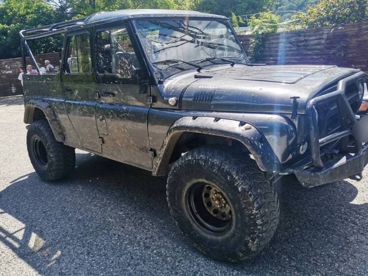 В Хостинском районе два внедорожника поместили на спецстоянку