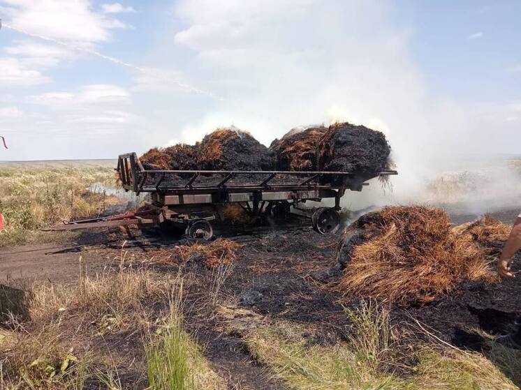 В Андроповском округе во время перевозки загорелось сено в телеге трактора