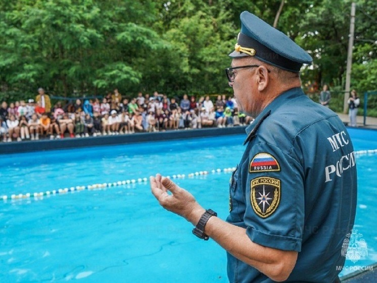 Юным волгоградцам сотрудники МЧС рассказали о безопасности на воде