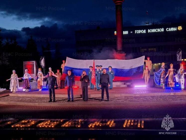 Пожарные Тихвина присоединились ко Всероссийской акции «Лучи Победы»