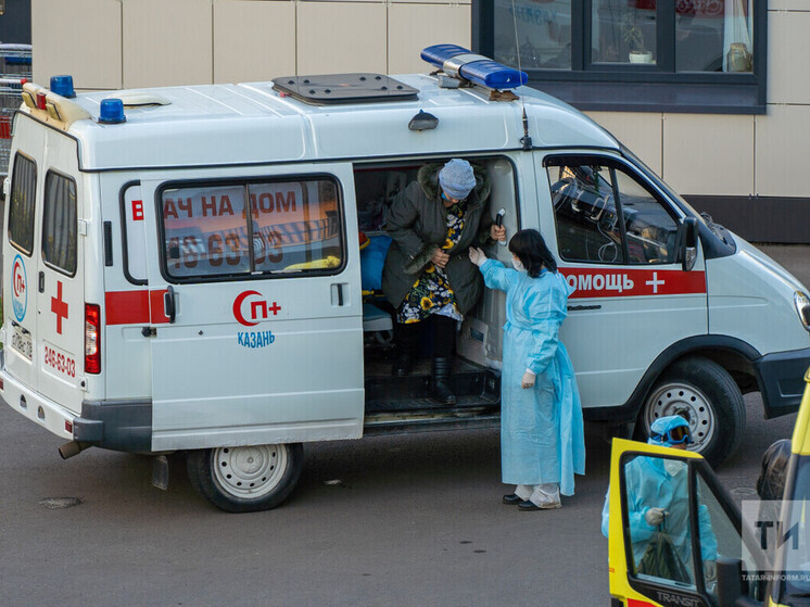 Водителя и пассажира «Лады» доставили в больницу после аварии в Казани