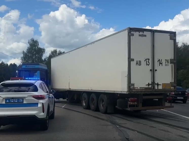 В Ярославской области пожилой водитель врезался на легковом авто в грузовик