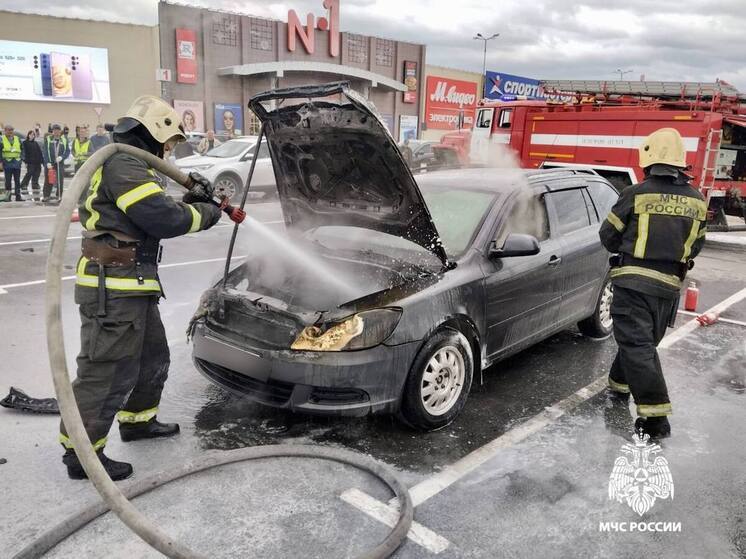 На одной из парковок в Твери горел автомобиль