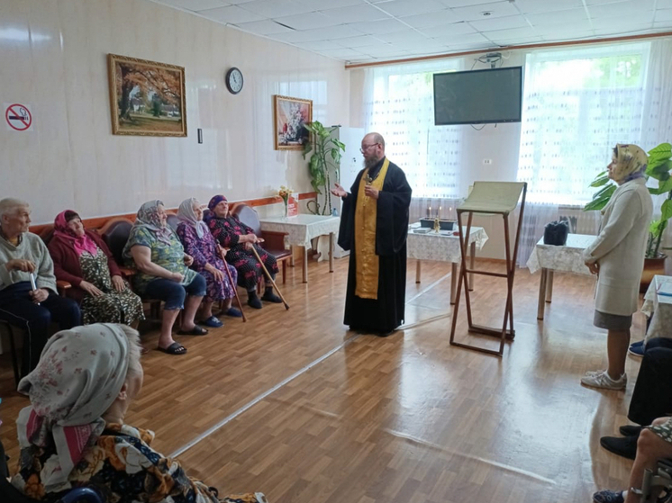Орловский священник оказал духовную поддержку пожилым людям