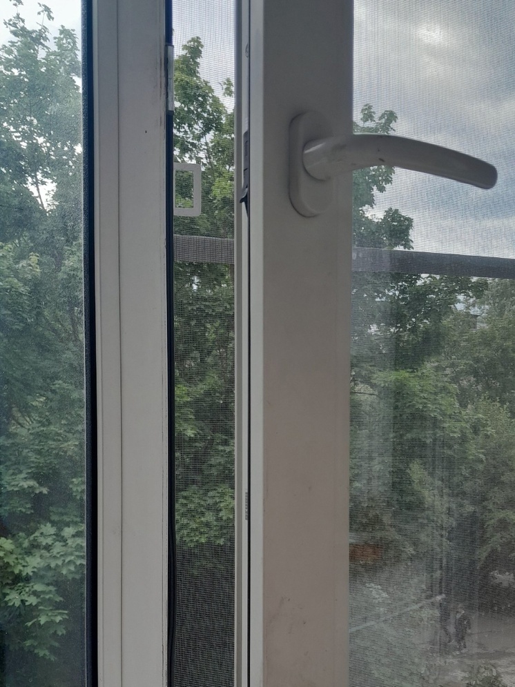 Калужанам напомнили об опасности сезона открытых окон