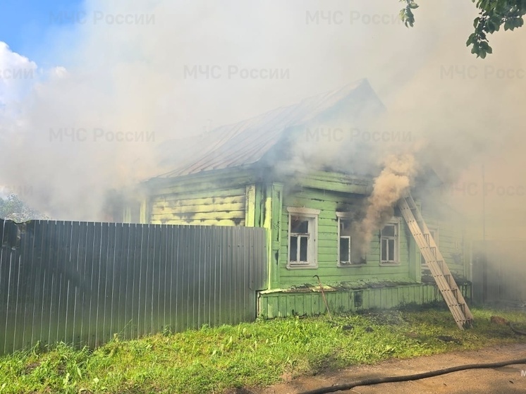Десять пожарных тушили горящий частный дом в Нерехте