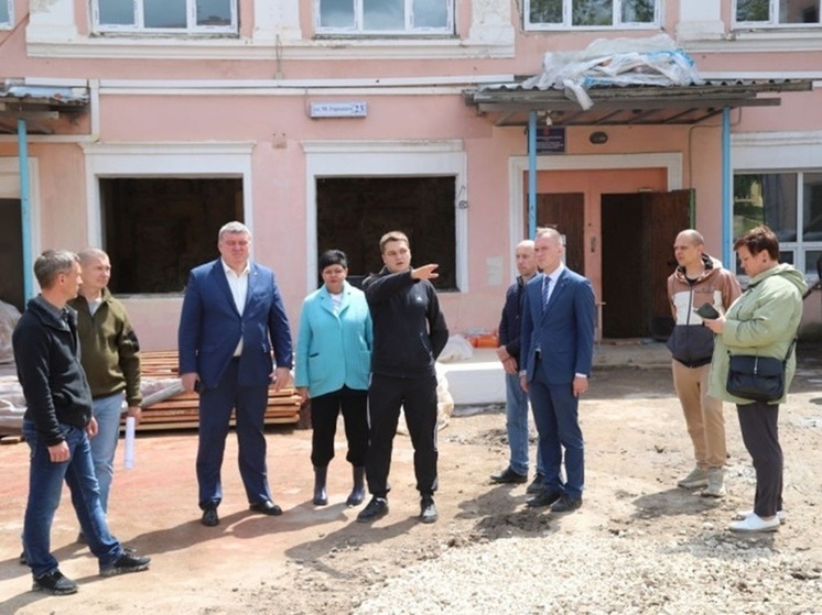 Беспалов проверил ход капитального ремонта школы в поселке Косая Гора