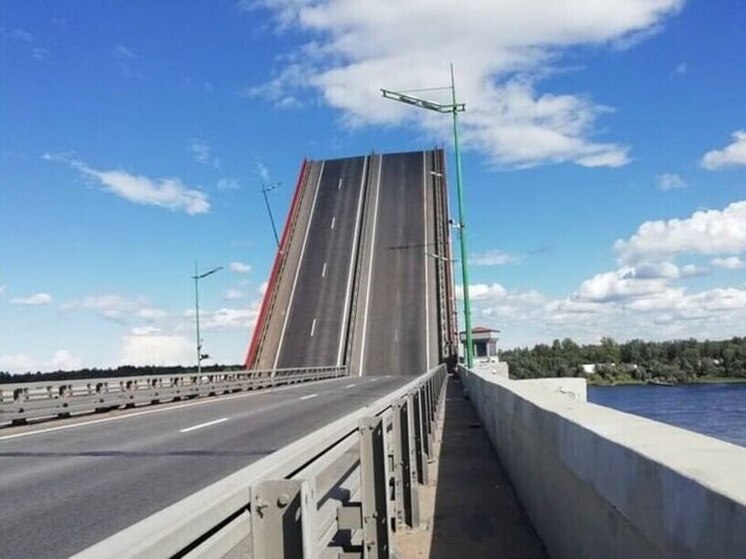 Водителей предупредили о разведении Ладожского моста 26 июня