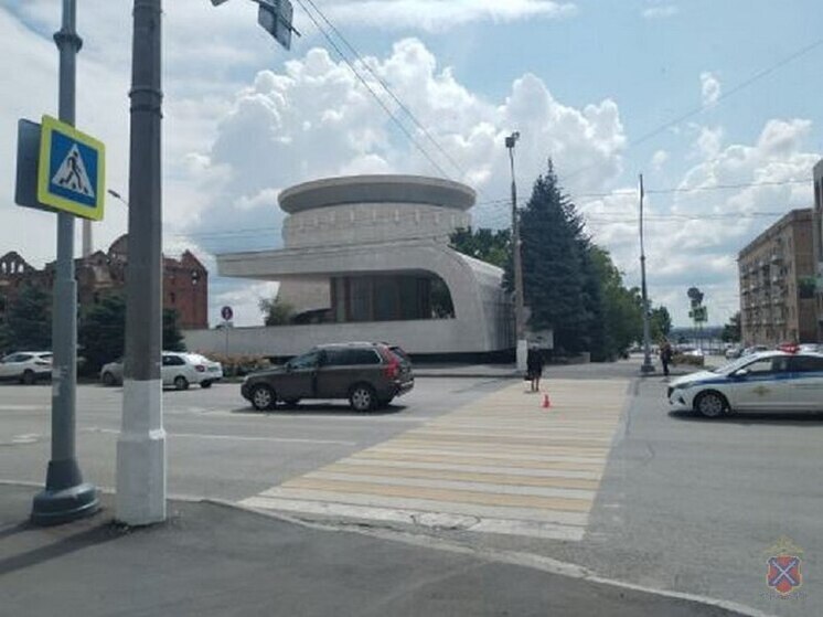 В центре Волгограда «Вольво» сбил на «зебре» женщину