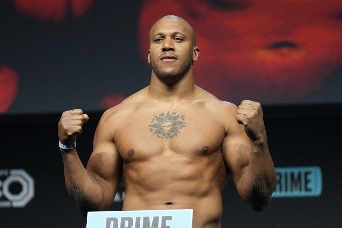 Менеджер французского бойца ведет переговоры о титульном поединке