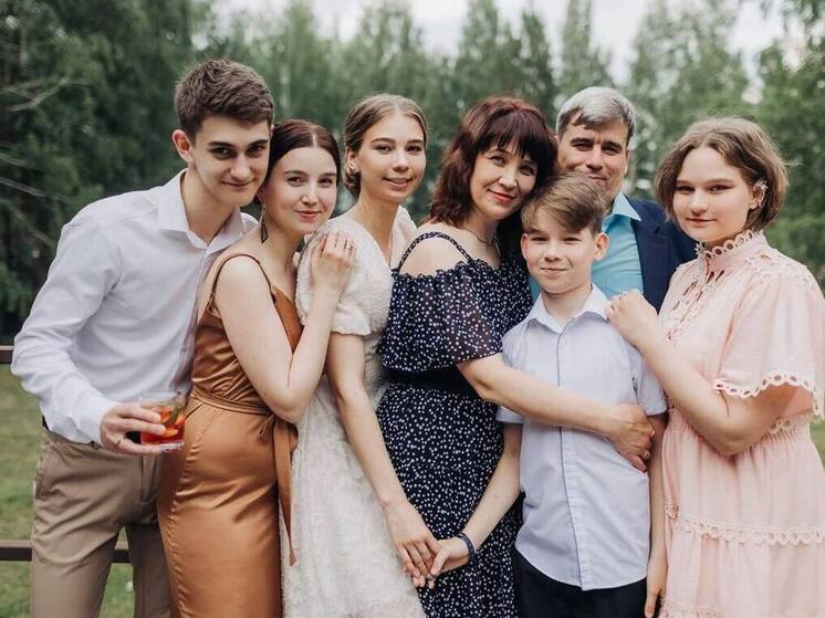 Многодетная семья из Коротчаево получила орден «Родительская слава»