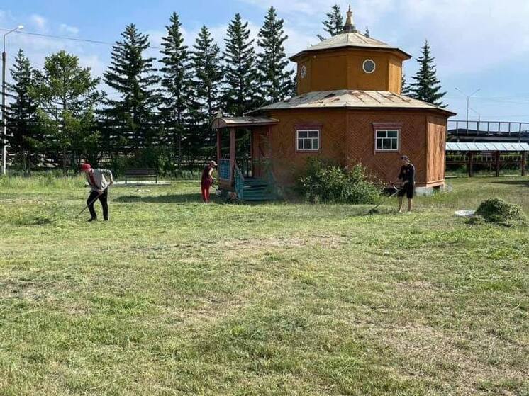 В Бурятии волонтеры помогли Иволгинскому дацану скосить траву