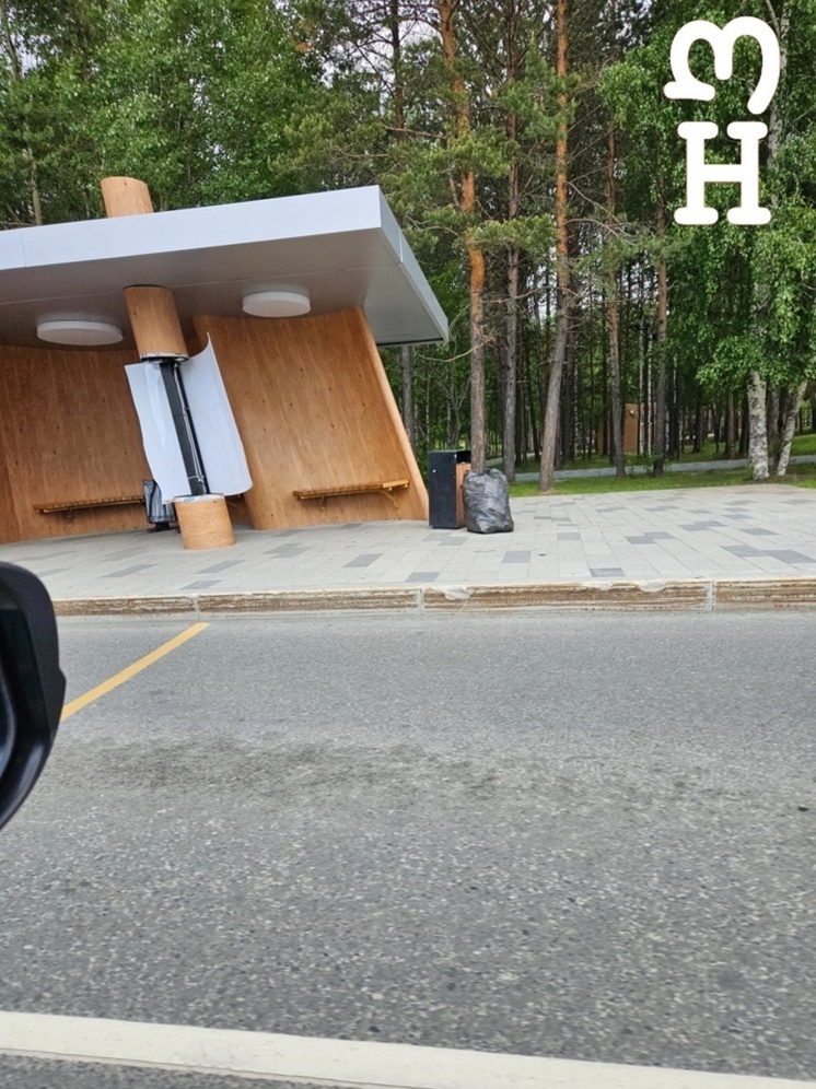 Остановка «приуныла» возле детского парка в Ноябрьске