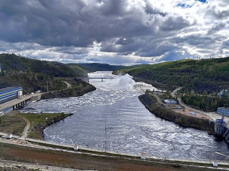 Продолжаются сбросы воды с Вилюйского водохранилища