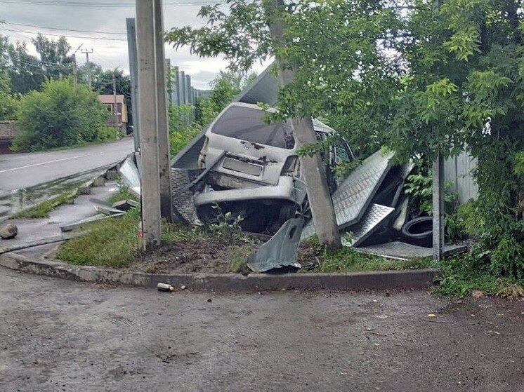 В Горно-Алтайске пьяный водитель влетел в металлический забор. Трое в больнице