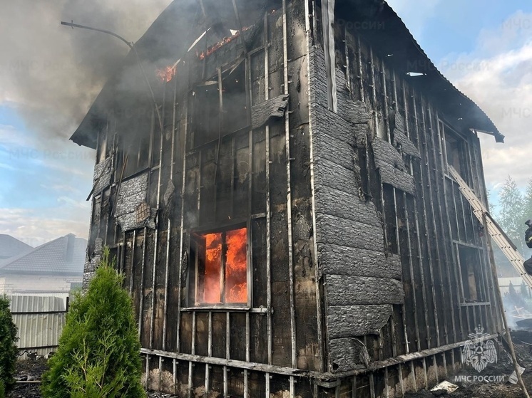 В Боровском районе вечером полыхал дачный дом