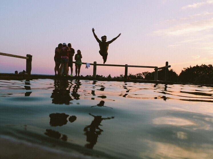 Прыжок в бассейн обернулся переломом шеи для жителя Находки