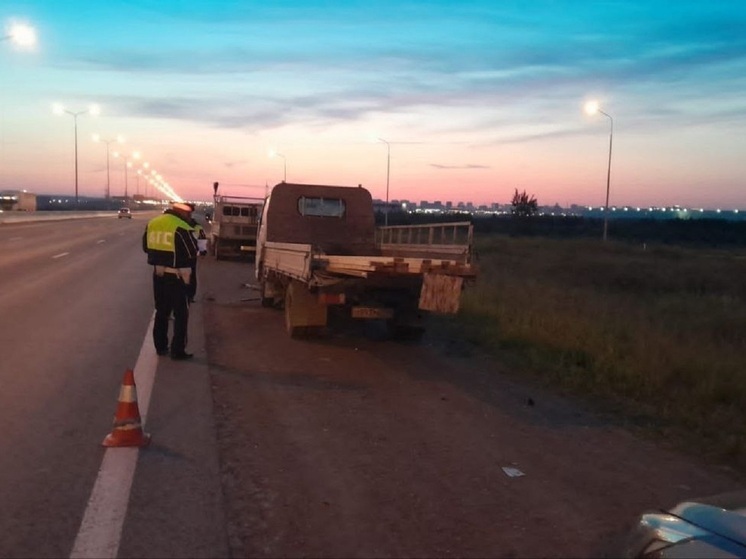 Грузовик с пьяным водителем врезался в две машины на ЕКАД