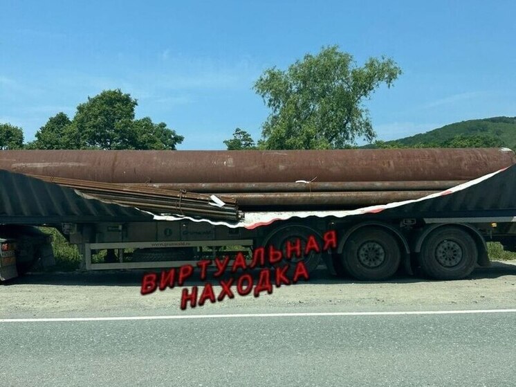 Как в "Пункте назначения":металлические балки высыпались из фуры на трассе в Приморье