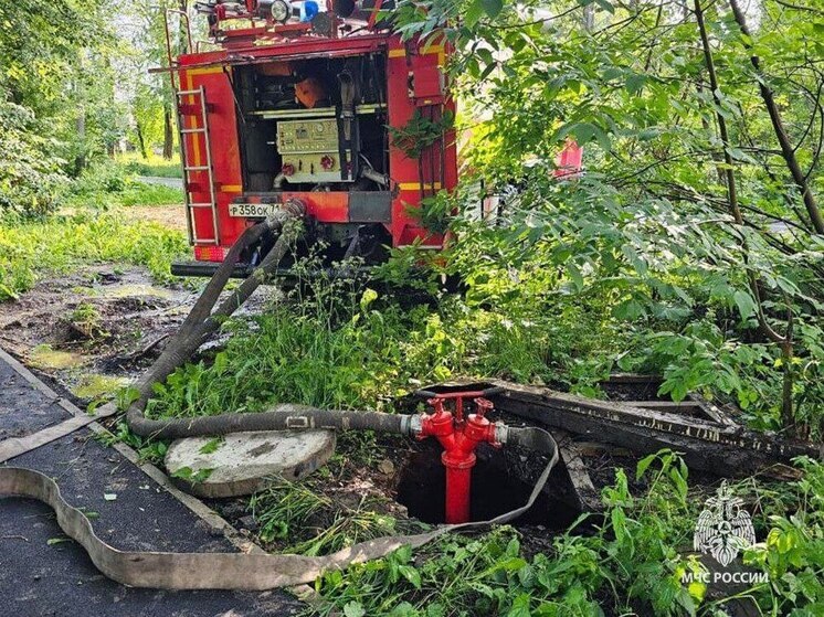 Пожар в бесхозной постройке в Узловой потребовал внимания 7 спасателей