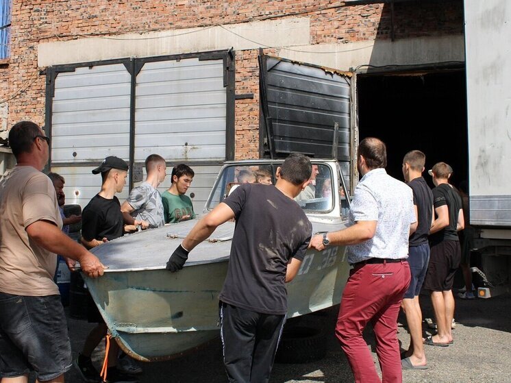 Среди гумпомощи для бойцов от Хакасии оказались моторная лодка и холодильник