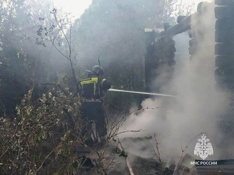 В Веневском районе 6 спасателей боролись с огнем в неэксплуатируемом сооружении